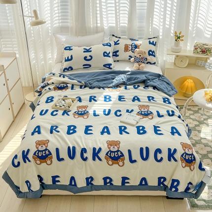 91家纺网 家纺一手货源 找家纺 星巴K 2023新款洛卡棉美棉印花夏被亲肤手包边夏被 字母熊