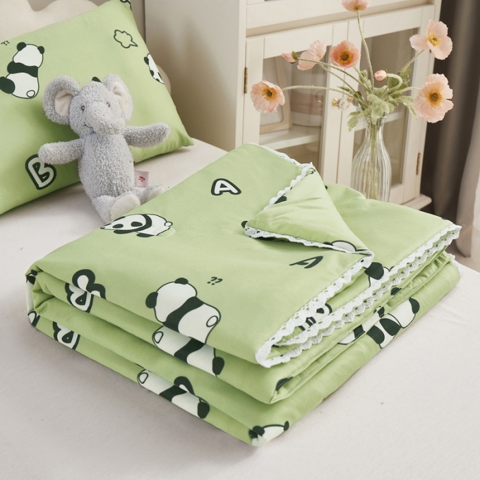 91家纺网 家纺一手货源 找家纺 丝涟 2023新款 A类儿童针织棉印花夏被 熊猫-绿