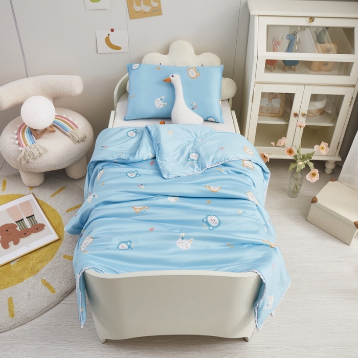 91家纺网 家纺一手货源 找家纺 丝涟 2023新款 A类儿童针织棉印花夏被 蓝小兔