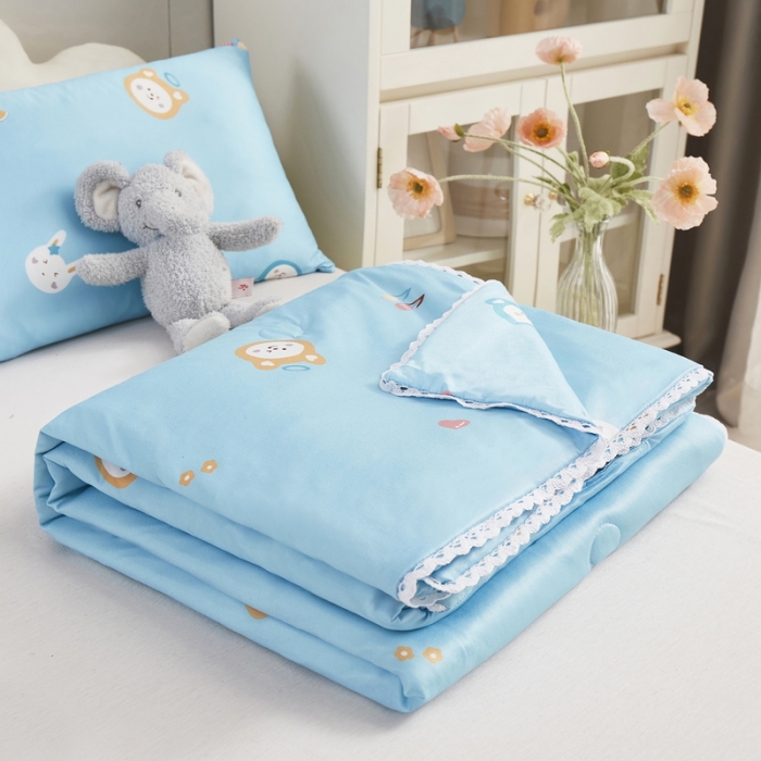 91家纺网 家纺一手货源 找家纺 丝涟 2023新款 A类儿童针织棉印花夏被 蓝小兔