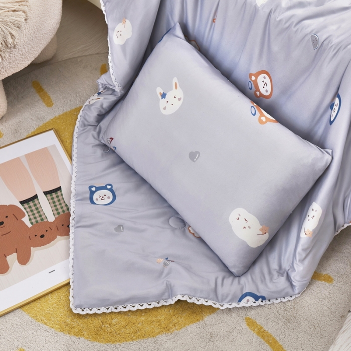 91家纺网 家纺一手货源 找家纺 丝涟 2023新款 A类儿童针织棉印花夏被 灰小兔