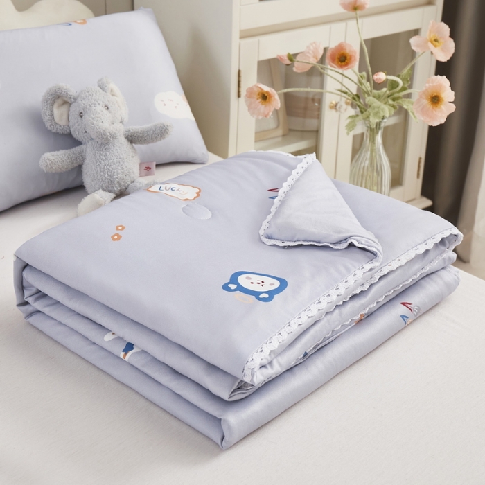 91家纺网 家纺一手货源 找家纺 丝涟 2023新款 A类儿童针织棉印花夏被 灰小兔