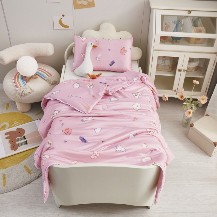 91家纺网 家纺一手货源 找家纺 丝涟 2023新款 A类儿童针织棉印花夏被 粉小兔