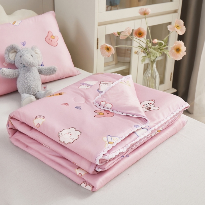 91家纺网 家纺一手货源 找家纺 丝涟 2023新款 A类儿童针织棉印花夏被 粉小兔
