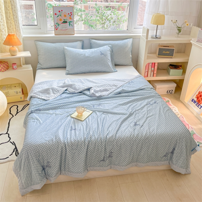 91家纺网 家纺一手货源 找家纺 馨明  2023凉感丝豆豆夏被小清新系列 蓝小格