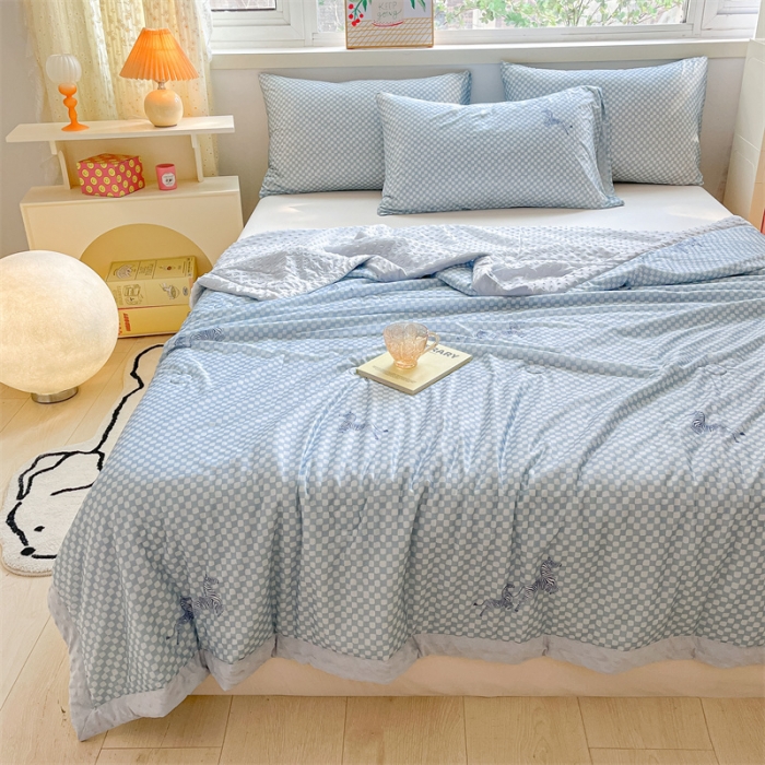 91家纺网 家纺一手货源 找家纺 馨明  2023凉感丝豆豆夏被小清新系列 蓝小格