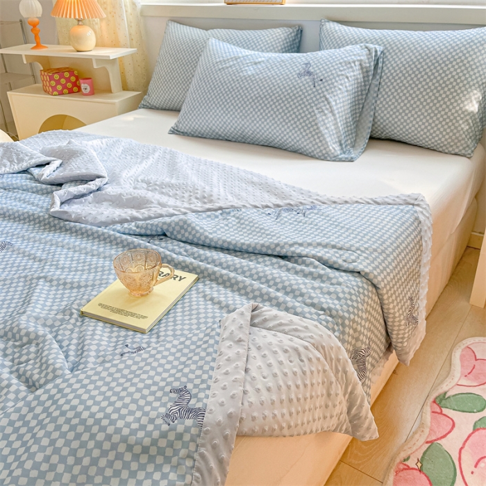 91家纺网 家纺一手货源 找家纺 馨明  2023凉感丝豆豆夏被小清新系列 蓝小格