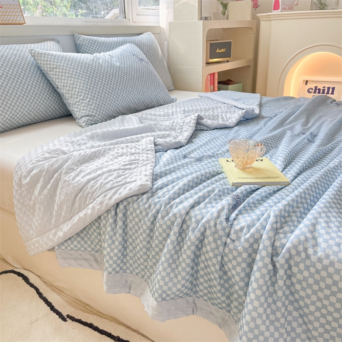 91家纺网 家纺一手货源 找家纺 馨明  2023凉感丝豆豆夏被小清新系列 蓝小格