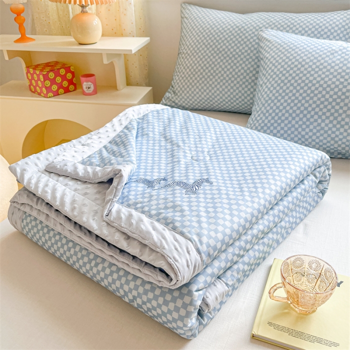 91家纺网 家纺一手货源 找家纺 馨明  2023凉感丝豆豆夏被小清新系列 蓝小格