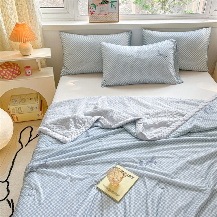 91家纺网 家纺一手货源 找家纺 馨明  2023凉感丝豆豆夏被小清新系列 蓝小格
