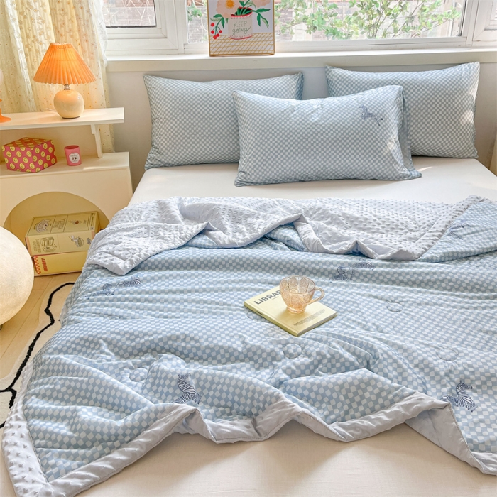 91家纺网 家纺一手货源 找家纺 馨明  2023凉感丝豆豆夏被小清新系列 蓝小格