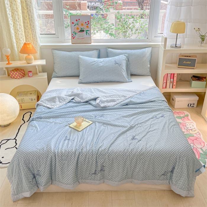 91家纺网 家纺一手货源 找家纺 馨明  2023凉感丝豆豆夏被小清新系列 蓝小格