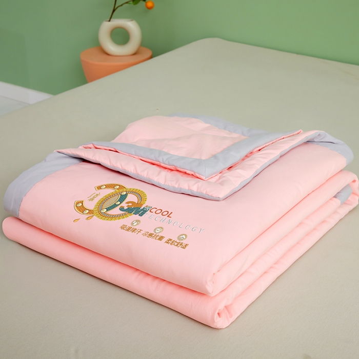 91家纺网 家纺一手货源 找家纺 伊被源 2023新款26℃小凉皮蚕蛹蛋白夏被 玫瑰粉