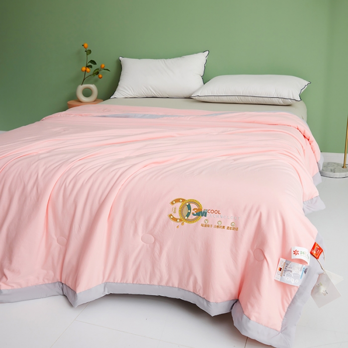 91家纺网 家纺一手货源 找家纺 伊被源 2023新款26℃小凉皮蚕蛹蛋白夏被 玫瑰粉