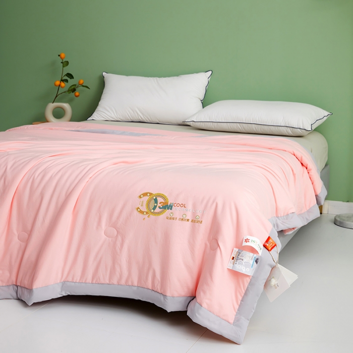 91家纺网 家纺一手货源 找家纺 伊被源 2023新款26℃小凉皮蚕蛹蛋白夏被 玫瑰粉