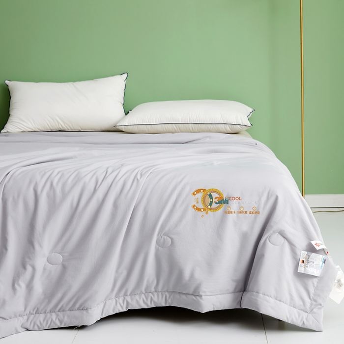 91家纺网 家纺一手货源 找家纺 伊被源 2023新款26℃小凉皮蚕蛹蛋白夏被 月光灰