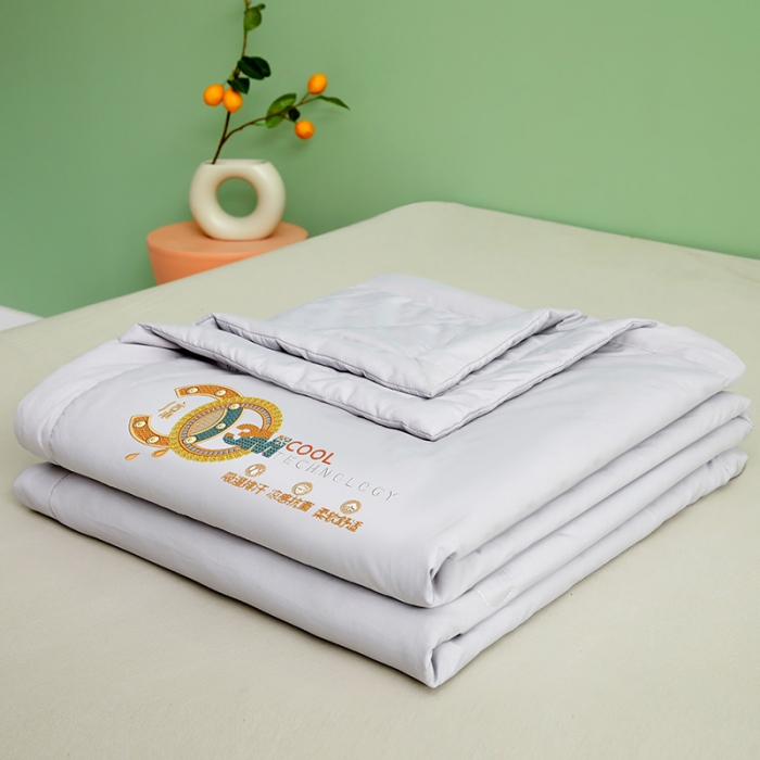 91家纺网 家纺一手货源 找家纺 伊被源 2023新款26℃小凉皮蚕蛹蛋白夏被 月光灰