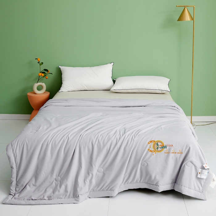 91家纺网 家纺一手货源 找家纺 伊被源 2023新款26℃小凉皮蚕蛹蛋白夏被 月光灰