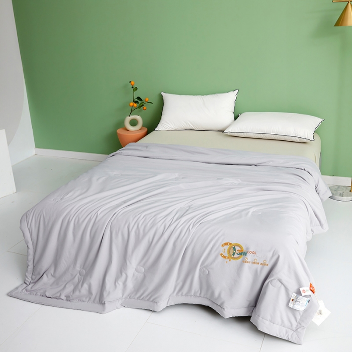 91家纺网 家纺一手货源 找家纺 伊被源 2023新款26℃小凉皮蚕蛹蛋白夏被 月光灰