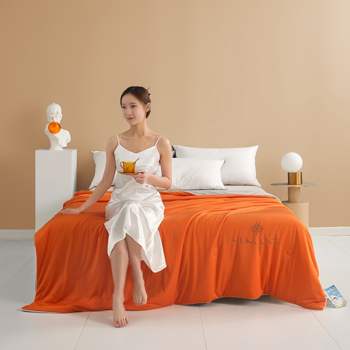 91家纺网 家纺一手货源 找家纺 伊被源 新款弹力凉感丝夏被烫钻包边空调被单人双人夏被礼盒装-缪斯 缪斯-爱玛橙