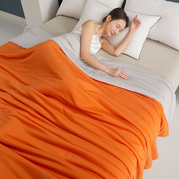 91家纺网 家纺一手货源 找家纺 伊被源 新款弹力凉感丝夏被烫钻包边空调被单人双人夏被礼盒装-缪斯 缪斯-爱玛橙