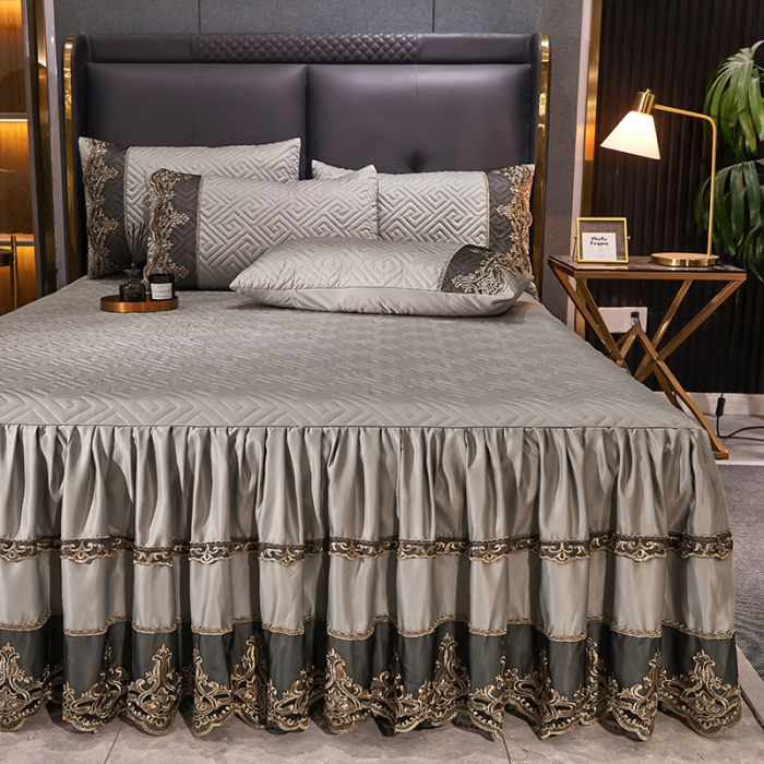 91家纺网 家纺一手货源 找家纺 罗艺轩 2024新款贡缎提花夹棉床裙尊享系列三件套 冰灿银