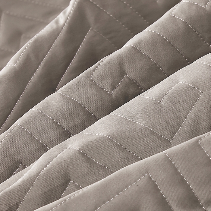 91家纺网 家纺一手货源 找家纺 罗艺轩 2024新款贡缎提花夹棉床裙尊享系列三件套 冰灿银