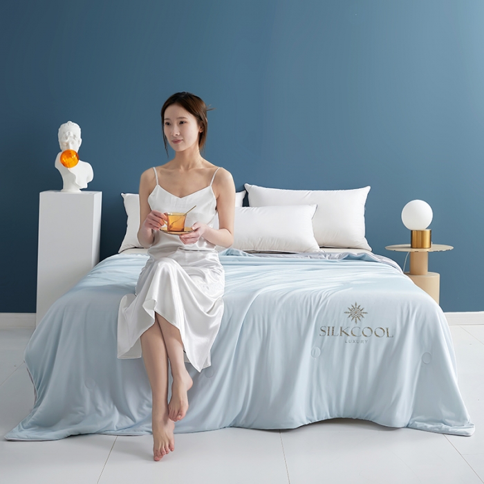 91家纺网 家纺一手货源 找家纺 伊被源 新款弹力凉感丝夏被烫钻包边空调被单人双人夏被礼盒装-缪斯 缪斯-白蓝色