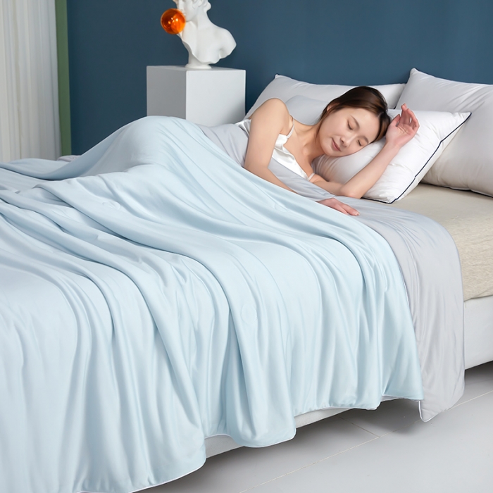 91家纺网 家纺一手货源 找家纺 伊被源 新款弹力凉感丝夏被烫钻包边空调被单人双人夏被礼盒装-缪斯 缪斯-白蓝色