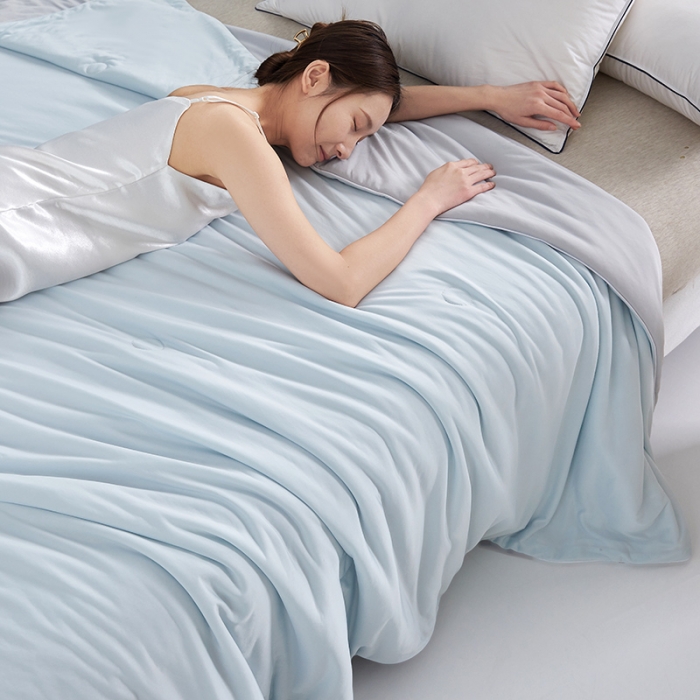 91家纺网 家纺一手货源 找家纺 伊被源 新款弹力凉感丝夏被烫钻包边空调被单人双人夏被礼盒装-缪斯 缪斯-白蓝色