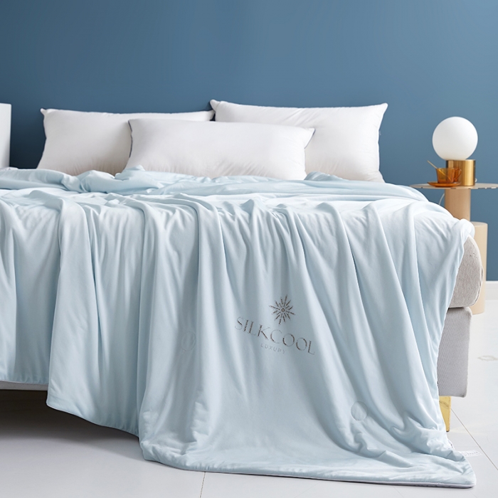 91家纺网 家纺一手货源 找家纺 伊被源 新款弹力凉感丝夏被烫钻包边空调被单人双人夏被礼盒装-缪斯 缪斯-白蓝色