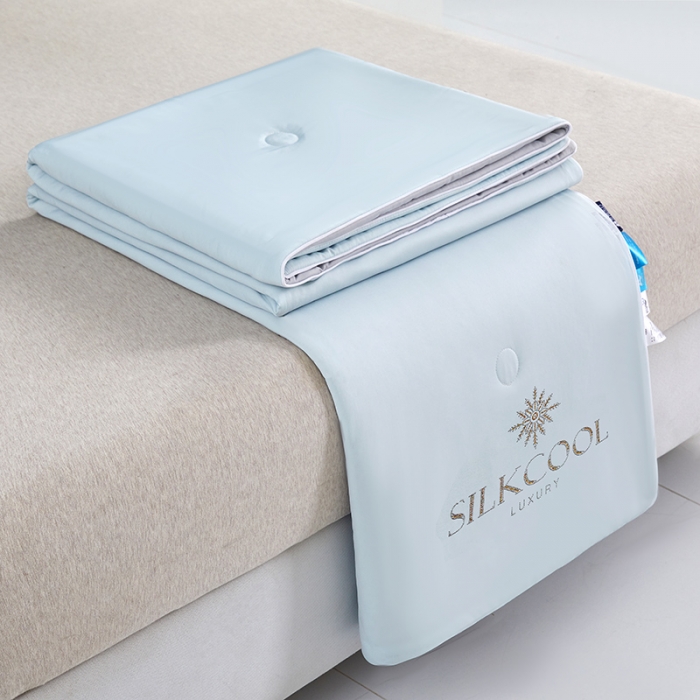 91家纺网 家纺一手货源 找家纺 伊被源 新款弹力凉感丝夏被烫钻包边空调被单人双人夏被礼盒装-缪斯 缪斯-白蓝色