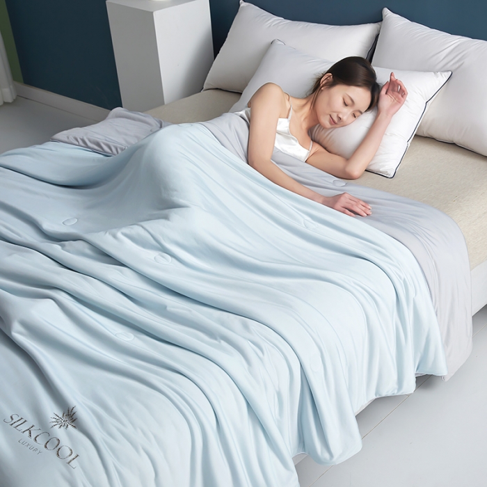 91家纺网 家纺一手货源 找家纺 伊被源 新款弹力凉感丝夏被烫钻包边空调被单人双人夏被礼盒装-缪斯 缪斯-白蓝色