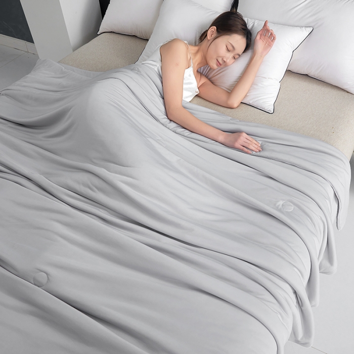 91家纺网 家纺一手货源 找家纺 伊被源 新款弹力凉感丝夏被烫钻包边空调被单人双人夏被礼盒装-缪斯 缪斯-星辰灰