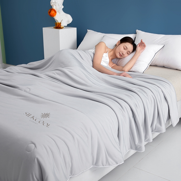 91家纺网 家纺一手货源 找家纺 伊被源 新款弹力凉感丝夏被烫钻包边空调被单人双人夏被礼盒装-缪斯 缪斯-星辰灰