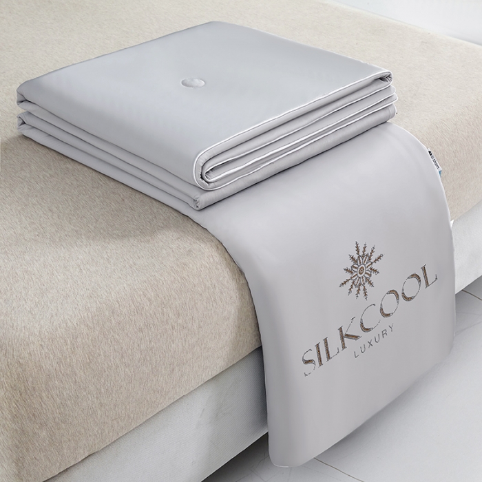 91家纺网 家纺一手货源 找家纺 伊被源 新款弹力凉感丝夏被烫钻包边空调被单人双人夏被礼盒装-缪斯 缪斯-星辰灰