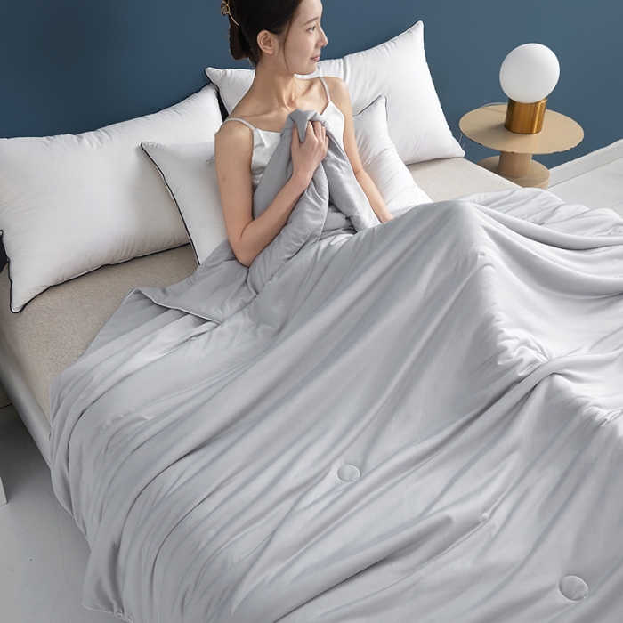 91家纺网 家纺一手货源 找家纺 伊被源 新款弹力凉感丝夏被烫钻包边空调被单人双人夏被礼盒装-缪斯 缪斯-星辰灰