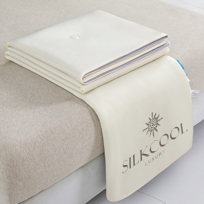 91家纺网 家纺一手货源 找家纺 伊被源 新款弹力凉感丝夏被烫钻包边空调被单人双人夏被礼盒装-缪斯 缪斯-珍珠白