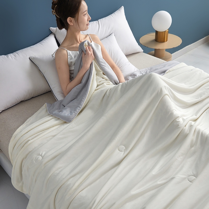 91家纺网 家纺一手货源 找家纺 伊被源 新款弹力凉感丝夏被烫钻包边空调被单人双人夏被礼盒装-缪斯 缪斯-珍珠白