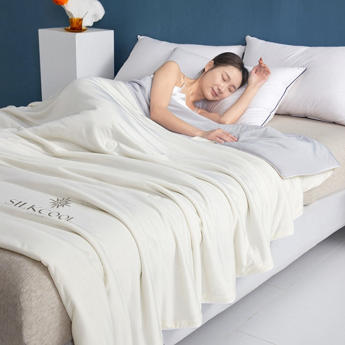 91家纺网 家纺一手货源 找家纺 伊被源 新款弹力凉感丝夏被烫钻包边空调被单人双人夏被礼盒装-缪斯 缪斯-珍珠白