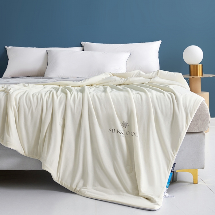 91家纺网 家纺一手货源 找家纺 伊被源 新款弹力凉感丝夏被烫钻包边空调被单人双人夏被礼盒装-缪斯 缪斯-珍珠白