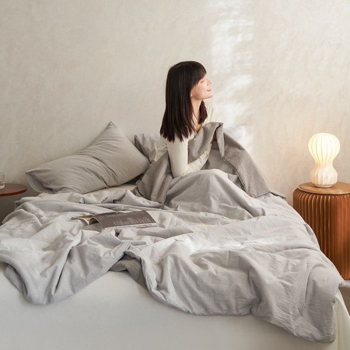 91家纺网 家纺一手货源 找家纺 2024新款A类全棉色织水洗棉夏被（夏被四件套） 沙杏灰细条纹