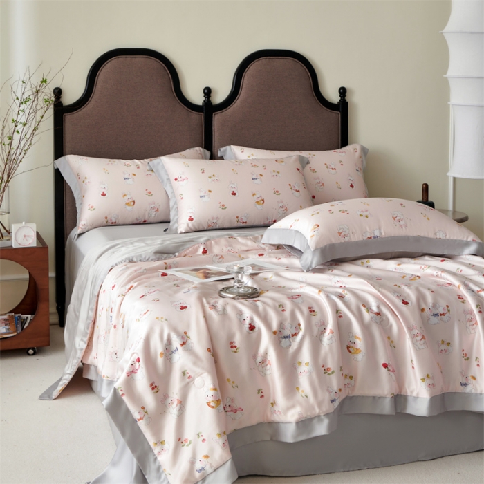 91家纺网 家纺一手货源 找家纺 2023新款印花天丝夏被四件套 萌兔 粉