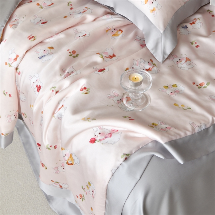 91家纺网 家纺一手货源 找家纺 2023新款印花天丝夏被四件套 萌兔 粉