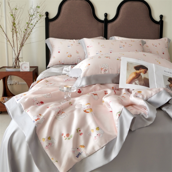 91家纺网 家纺一手货源 找家纺 2023新款印花天丝夏被四件套 萌兔 粉