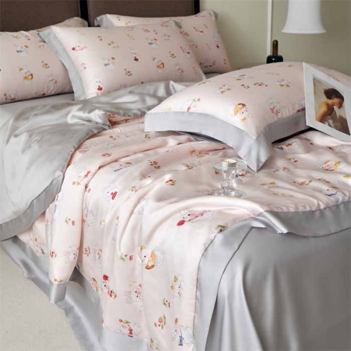 91家纺网 家纺一手货源 找家纺 2023新款印花天丝夏被四件套 萌兔 粉