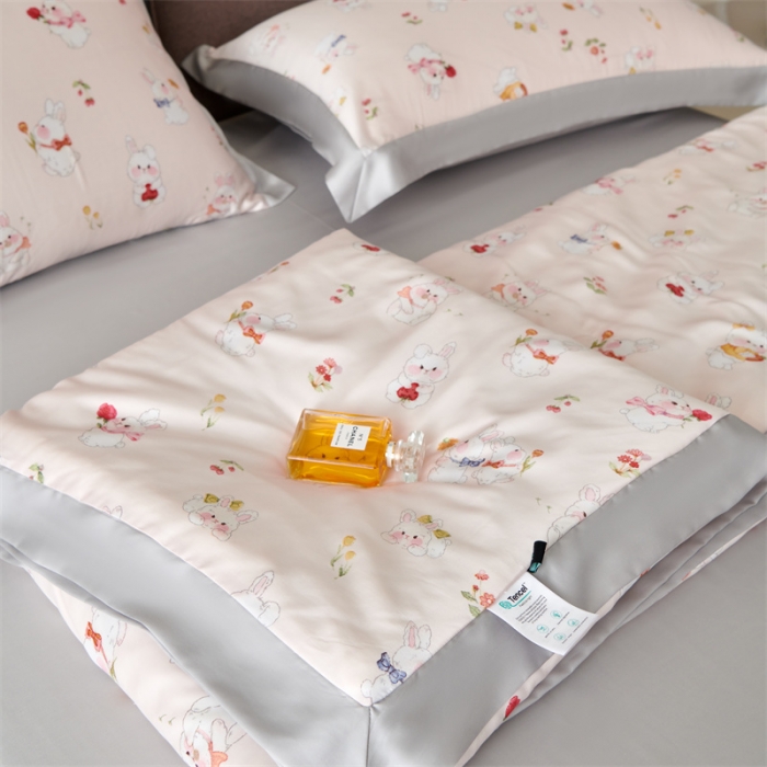 91家纺网 家纺一手货源 找家纺 2023新款印花天丝夏被四件套 萌兔 粉