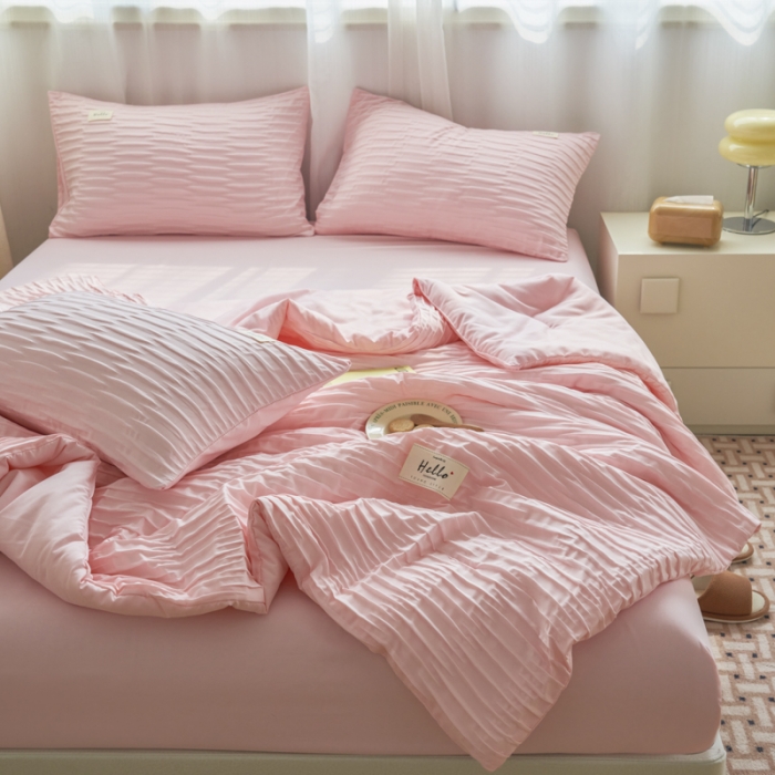91家纺网 家纺一手货源 找家纺 畅销被业2024新款直播爆款泡泡纱夏被夏凉被空调被四件套 浅粉色