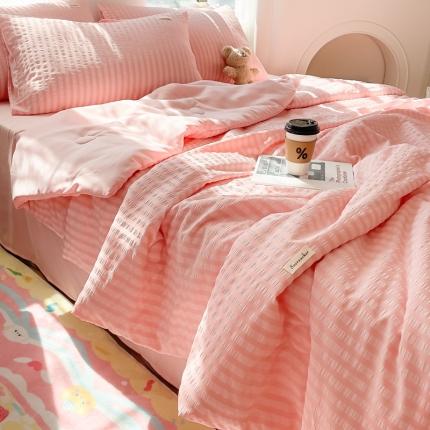 91家纺网 家纺一手货源 找家纺 赫本家纺2025新款泡泡纱夏被 夏被四件套 少女粉