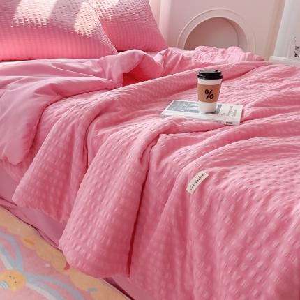 91家纺网 家纺一手货源 找家纺 赫本家纺2025新款泡泡纱夏被 夏被四件套 树梅红